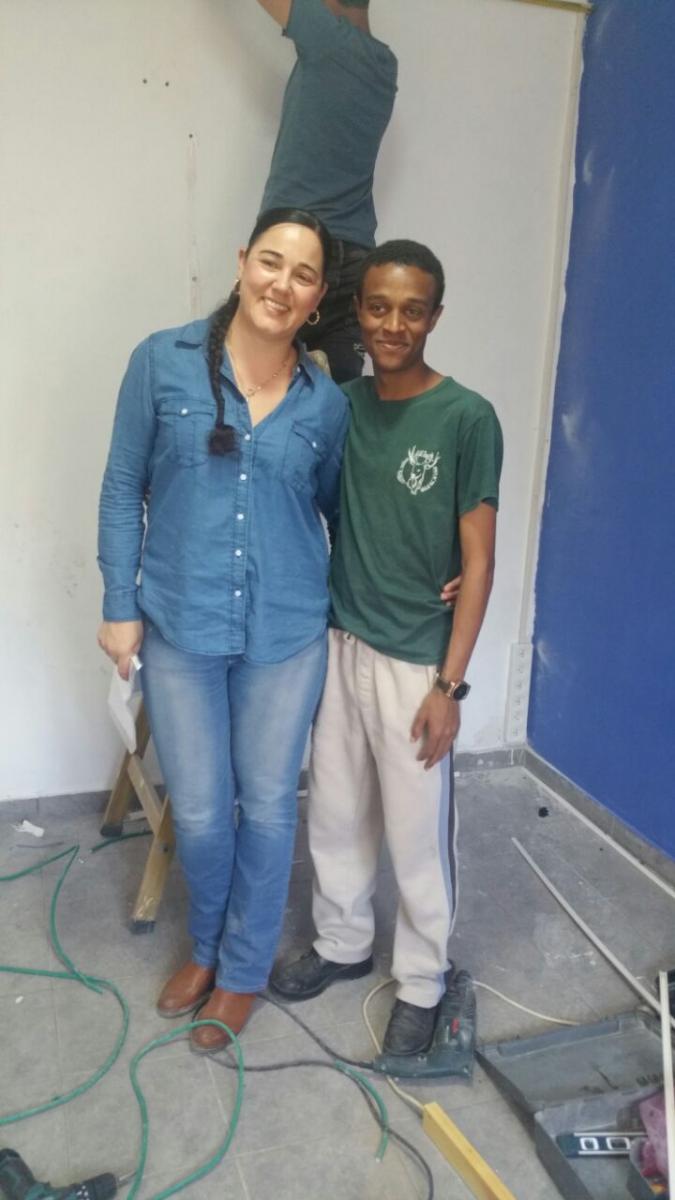 ציפורה חלפון עם חנוך, בעת שיפוץ ביתו: נותנת את הלב למען חיילי צה''ל (צילום: באדיבות ציפורה חלפון)